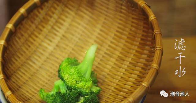 蚝油西兰花,❥ 待西兰花熟时,捞起,滤干水