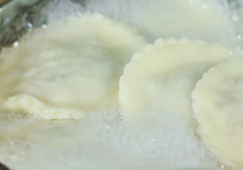 意大利手工水饺,另起锅把水煮开,水沸后下饺子,煮熟后捞出,摆在盘中。