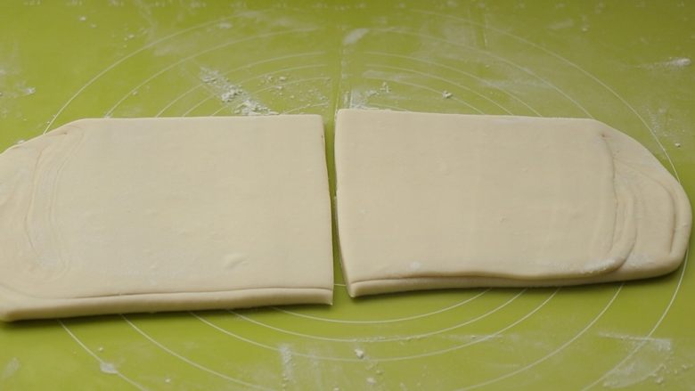 千层酥皮+蛋挞,擀长后,切出自己要用的量,剩下的包起来放冰箱
