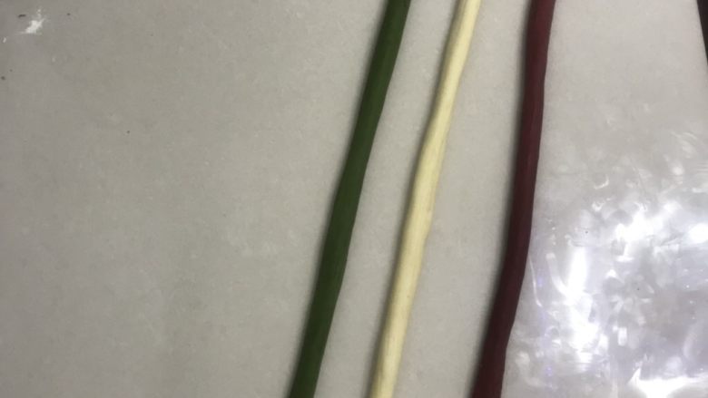 圣诞花环面包,9轮换着慢慢搓长,长途在80厘米。