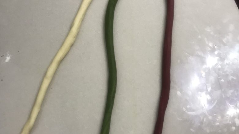 圣诞花环面包,10三根面条放在一起,头上空一点不辫。