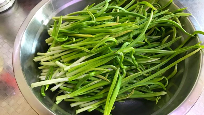 蒜苗鲜肉小馄饨,蒜苗剪下来