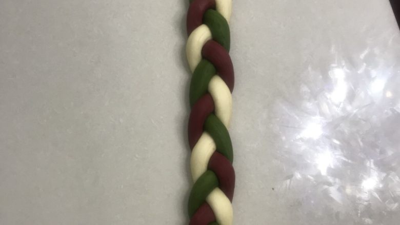 圣诞花环面包,11慢慢像辫辫子那样辫好,头尾留一点不辫。