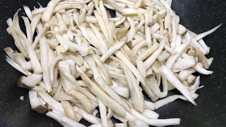 青椒素炒杏鲍菇,慢慢煸软后盛出(干煸的时候杏鲍菇的香气迷人极啦)