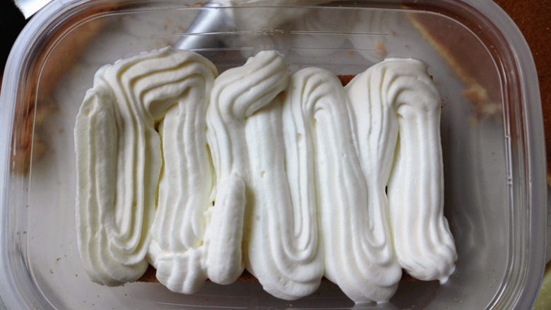 盒子蛋糕,再放一片蛋糕片,再挤入适量淡奶油,