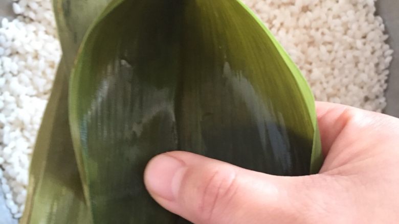 肉粽子,然后打开对折的一个边,这样一个粽子的模型就出来了