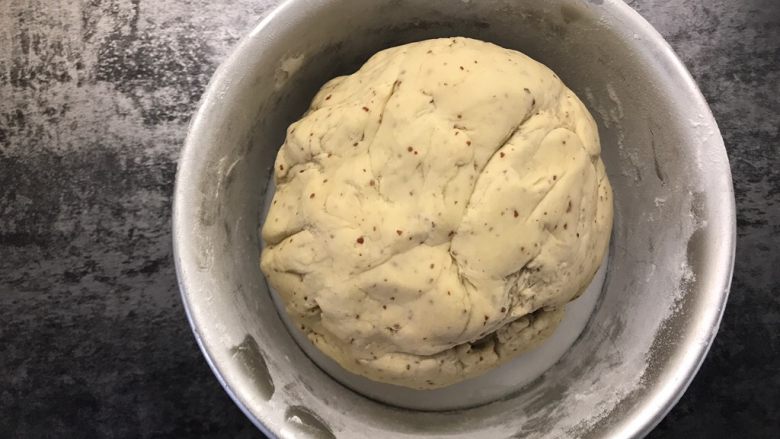 红枣红糖馒头,将打好的红枣红糖水混入500g 面粉中,用筷子搅拌均匀,揉成光滑的面团