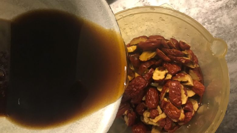 红枣红糖馒头,切好的红枣放进料理机,放入混合好的红糖水