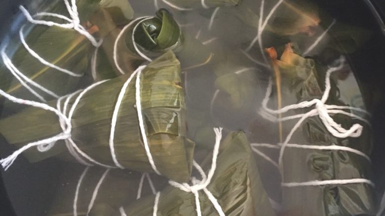 肉粽子,粽子全部放入锅里,填满水,让水没上粽子即可