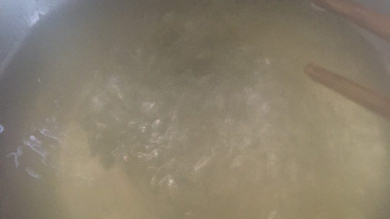 #乡味#梅州+客家特色汤圆,取出姜片还有橙皮,继续熬制汤水,使其更粘稠