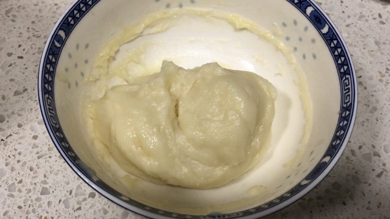 圣诞版肉松麻薯蛋黄酥
,上锅大火上汽以后蒸20分钟,放温热后加入<a style='color:red;display:inline-block;' href='/shicai/ 887'>黄油</a>戴上防烫手套揉匀
