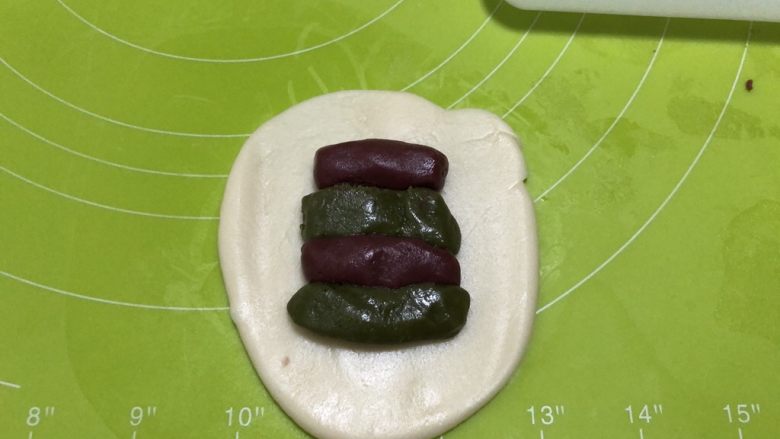 圣诞版肉松麻薯蛋黄酥
,将水油皮擀开,中间部位放入两份红油酥、两份抹茶油酥,交叉放置