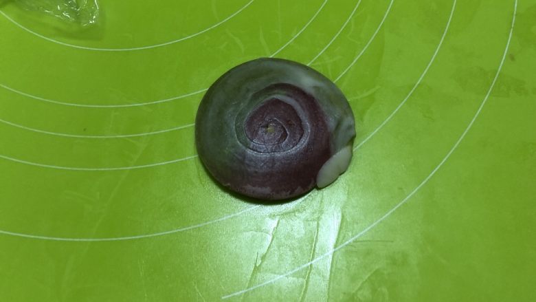 圣诞版肉松麻薯蛋黄酥
,切面朝下,按压扁