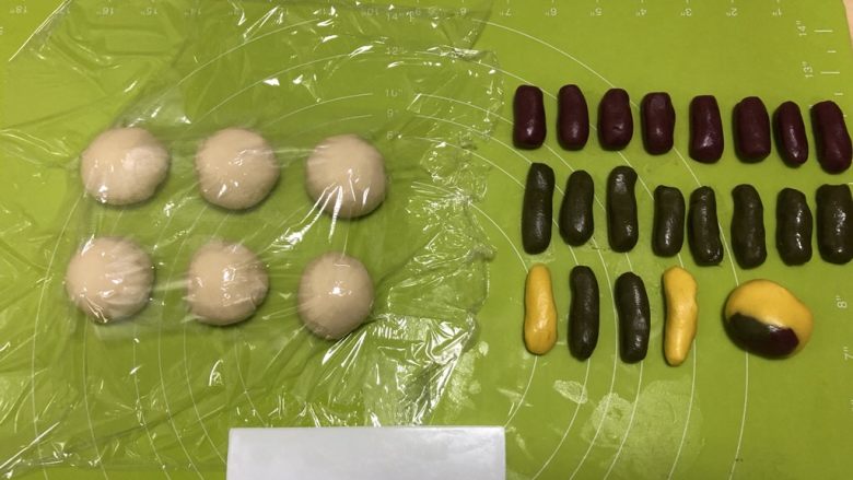 圣诞版肉松麻薯蛋黄酥
,油酥材料混合,揉匀即可,图中我还做黄色的油酥,将水油皮分为32g左右一个的面团,盖上保鲜膜,防止变干,油酥分为5g一个的小面团,揉成条状,一个水油皮对应4小份油酥