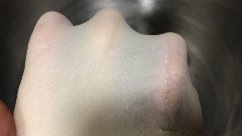 圣诞版肉松麻薯蛋黄酥
,水油皮材料混合,揉成能拉出薄膜的面团