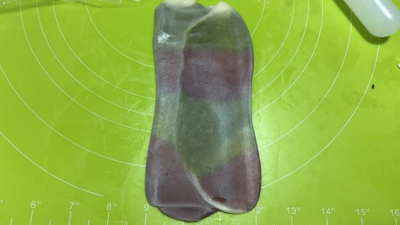 圣诞版肉松麻薯蛋黄酥
,然后取卷好的面卷再次擀开,依旧是顺着油酥竖着的方向擀开