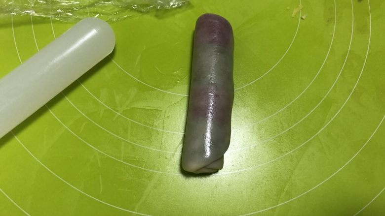 圣诞版肉松麻薯蛋黄酥
,顺着油酥竖着的方向卷起面团,盖上保鲜膜松弛15分钟