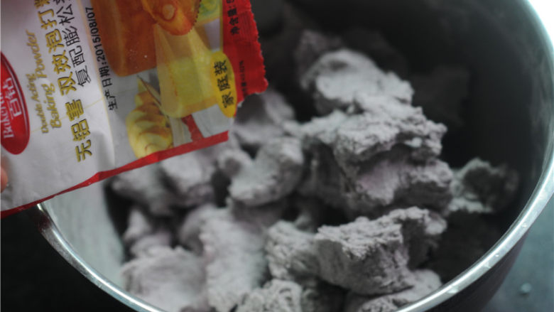 黑麦杂粮窝窝头,面粉倒入盆里,加入<a style='color:red;display:inline-block;' href='/shicai/ 702'>泡打粉</a>