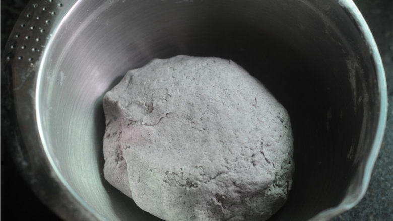 黑麦杂粮窝窝头,这时候再用手揉成团,不会很粘手