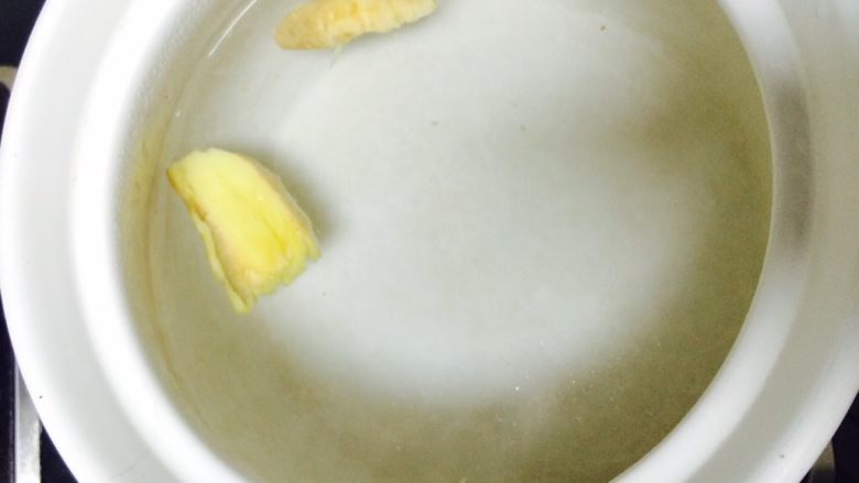 萝卜山药排骨汤,砂锅中加入半砂锅的水,加入拍烂的老姜