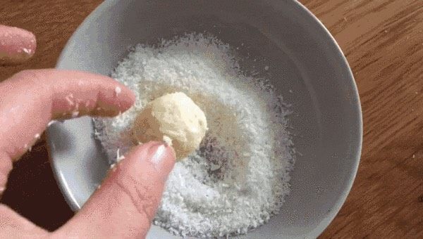 椰蓉小酥球,放入椰蓉里滚均匀;