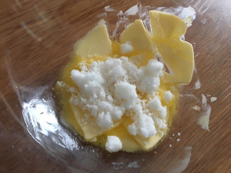 椰蓉小酥球,细砂糖加入软化的黄油,为了防止砂糖四溅,可以先用刮刀把糖和黄油压匀。