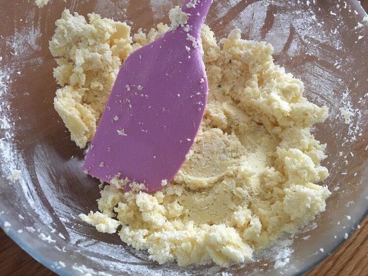 椰蓉小酥球,搅拌至没有干粉;
