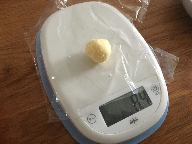 椰蓉小酥球,电子称包好一层保鲜膜,然后取8克左右的面团揉圆;