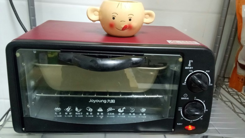 火龙果酸奶蛋糕,140度烤30分钟。