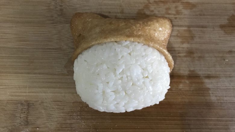 小熊便当,把豆皮折一下,米饭塞进去