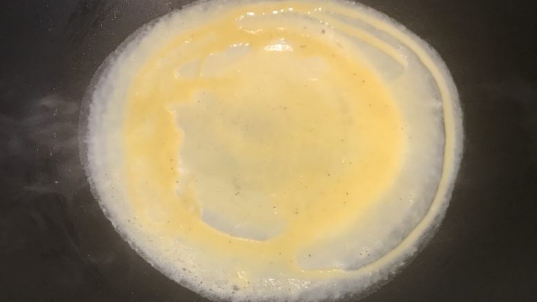 小熊便当,锅里放一点点油,倒入蛋液摊平
