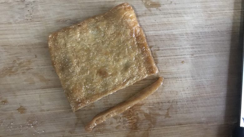 小熊便当,取一块寿司豆皮,切掉一边