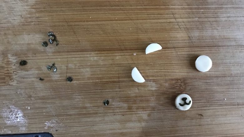 小熊便当,用压模器压出小熊的眼睛,鼻子和耳朵