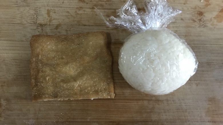 小熊便当,米饭放在保鲜膜里捏出和豆皮差不多大小的饭团