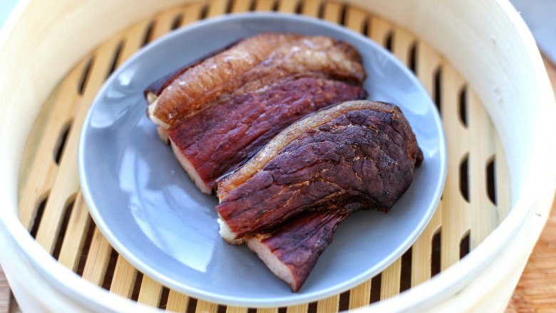 蒜苔炒腊肉,将腊肉放入水中开锅后煮约五分钟,捞出清洗干净放进蒸锅大火蒸十五分钟左右