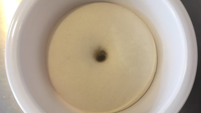 圣诞小雪人馒头,大约2小时后,面团明显增大,手指戳中间不回缩,内部组织呈蜂窝状,这样就是发酵好了。