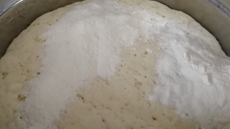 金银花卷,发好的面加半碗或一碗面粉在接着揉,揉好了在醒10-20分钟(这个很重要哦)