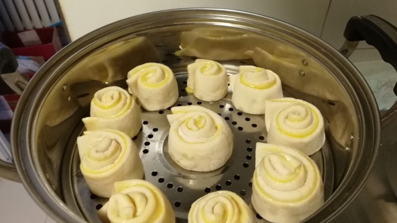 金银花卷,放进蒸锅里(蒸锅的蒸屉要抹油)不能开火,盖锅盖醒5-10分钟,开火烧开锅然后关中火20分钟就蒸好了。