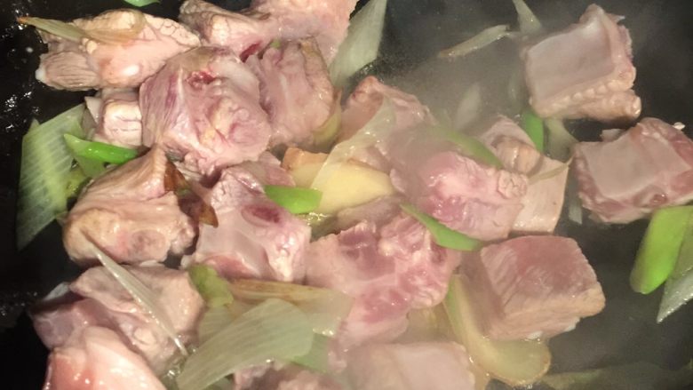 排骨焖饭,葱姜爆香倒入排骨翻炒