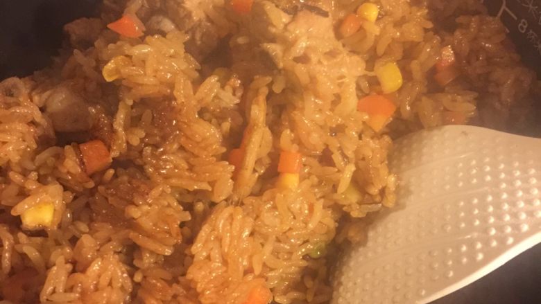 排骨焖饭,出锅之前翻拌一下，最后也可以加入少许香菜和芝麻油
