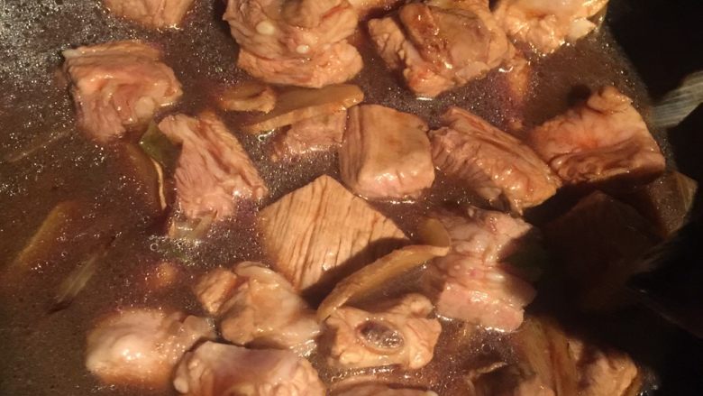 排骨焖饭,翻炒以后加入适量水，注意不要加太多