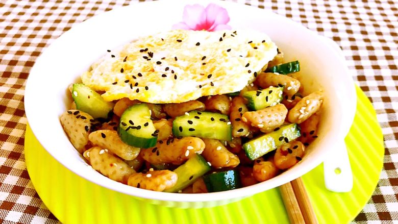 凉拌猫耳面,加入煎好的鸡蛋饼,撒上一层<a style='color:red;display:inline-block;' href='/shicai/ 141774'>熟黑芝麻</a>