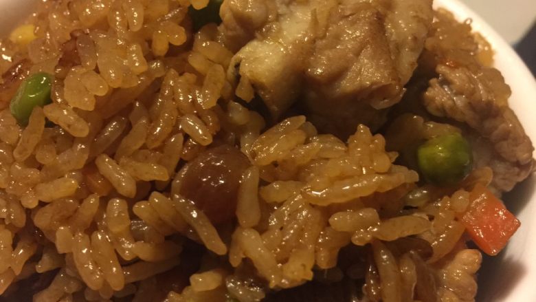 排骨焖饭,米饭吸饱了排骨汤汁非常有嚼劲，小朋友的最爱，喜欢的宝宝们可以尝试一下哦，其实做起来非常简单，有不明白的地方欢迎下方留言交流
