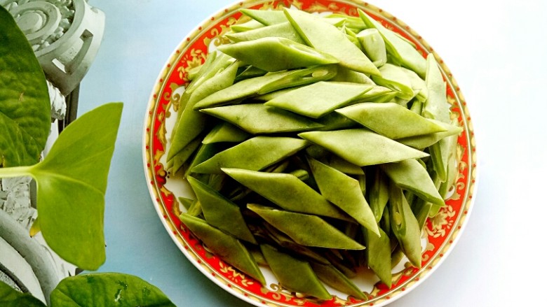 超好吃的扁豆烧火腿,<a style='color:red;display:inline-block;' href='/shicai/ 68'>扁豆</a>择去筋,洗净切成斜段备用