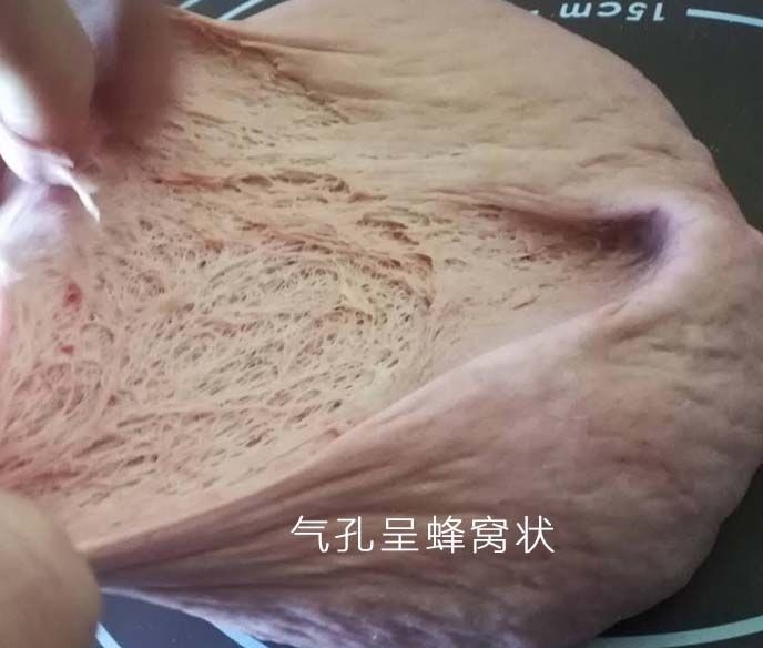 宝宝们最喜欢的佩奇卡通果蔬馒头,一发发酵好的就是图片的样子,普通大白馒头,一发需要发酵到图片那样。
重点来了,我们做卡通造型馒头,花费时间很长,在造型过程中,面团也会发酵,所以只需要发酵20分钟,不必发酵成蜂窝状。