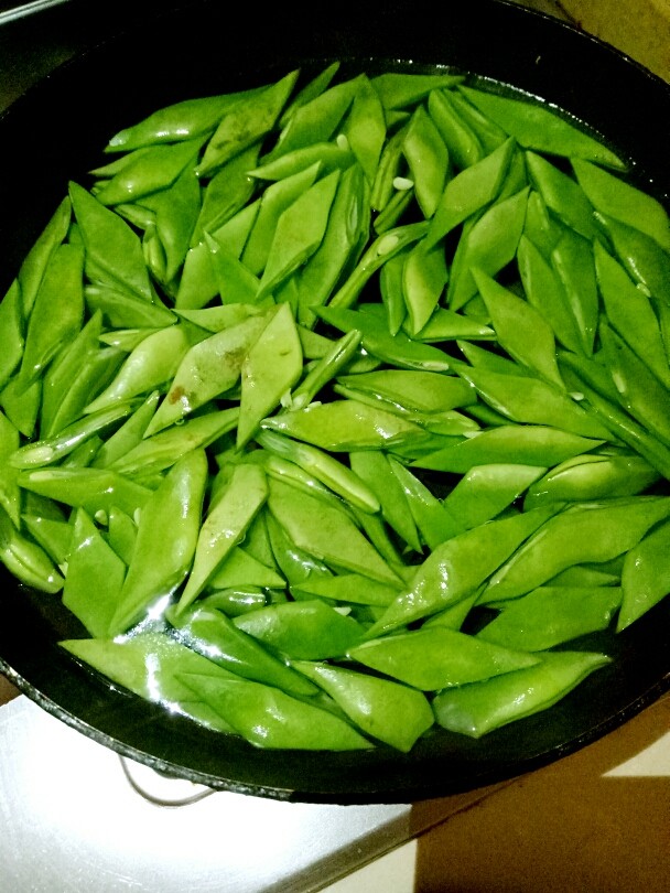 超好吃的扁豆烧火腿,大火烧开转小火,倒入扁豆