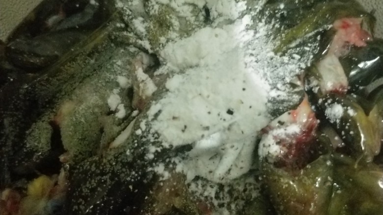 麻辣水煮黄辣丁,放入豆粉,胡椒,盐!