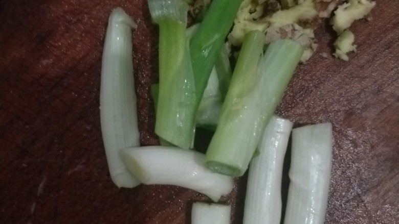 麻辣水煮黄辣丁,放入<a style='color:red;display:inline-block;' href='/shicai/ 37'>姜</a>,蒜,和大葱段