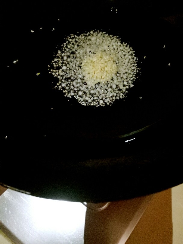 超好吃的扁豆烧火腿,炒锅开小火倒入花生油,油温八成热的时候,倒入蒜末炒香