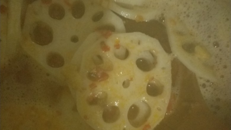麻辣水煮黄辣丁,汤开了先下藕片,然后调味
